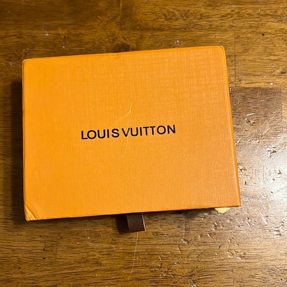 Louis Vuitton mirror image - Picture 8 of 9